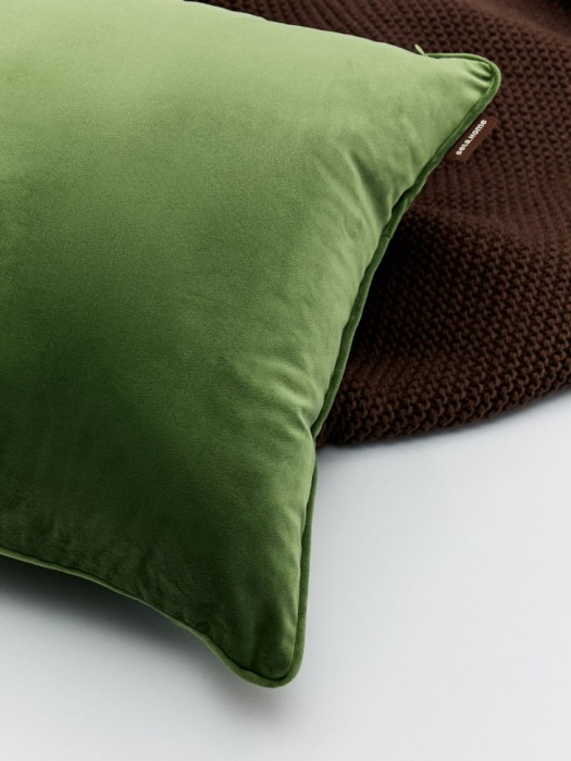 однотонный чехол для декоративной подушки от бренда sela вид слева