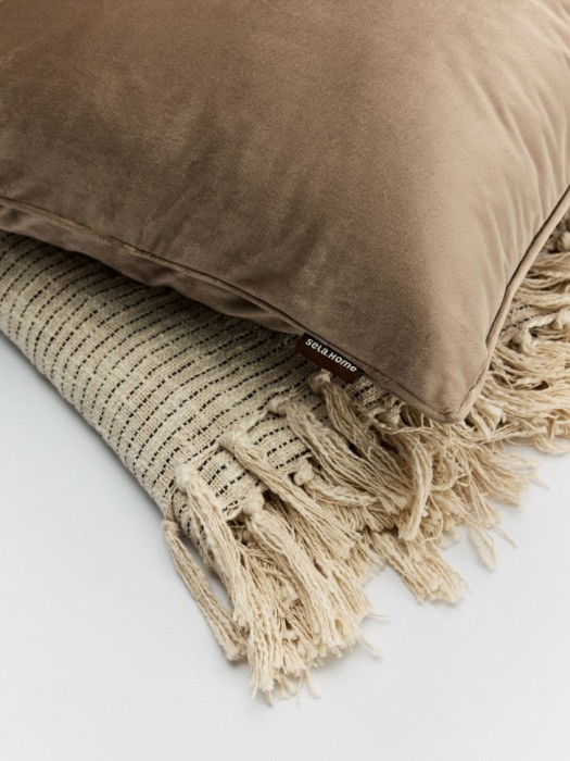 однотонный чехол для декоративной подушки от бренда sela вид слева