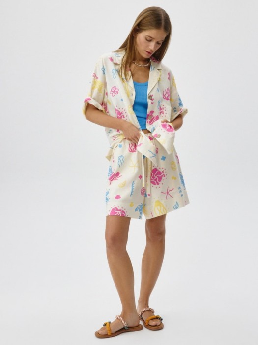 оверсайз рубашка из коллекции art people с дашей север от бренда sela вид слева