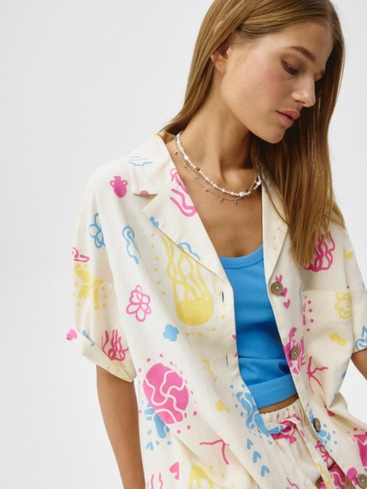 оверсайз рубашка из коллекции art people с дашей север из россии вид сбоку