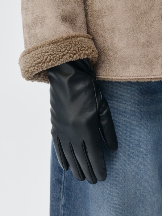 перчатки из экокожи с шерстяной подкладкой по цене 999 руб вид справа