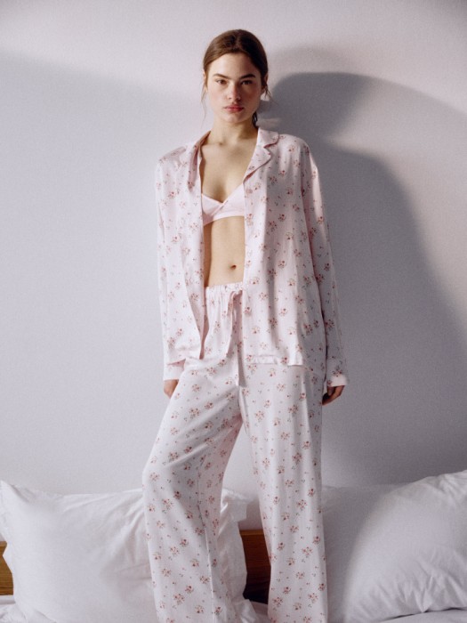 пижама из струящейся вискозы с принтом от бренда sela вид слева