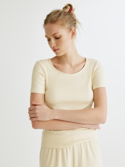 пижама из вискозного трикотажа в рубчик от бренда sela вид слева