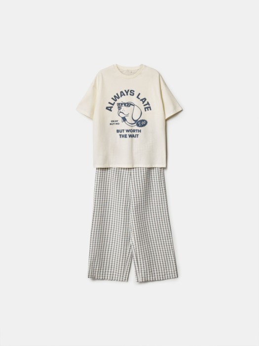 пижама с брюками и футболкой для мальчиков от бренда sela вид слева