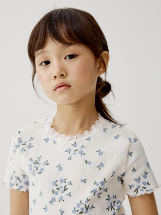 пижама с футболкой и шортами для девочек от бренда sela вид слева