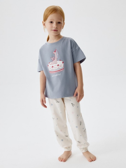 пижама с принтом для девочек от бренда sela вид слева
