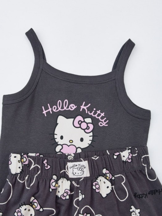 пижама с принтом hello kitty для девочек от бренда sela вид слева