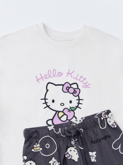 пижама с принтом hello kitty для девочек от бренда sela вид слева