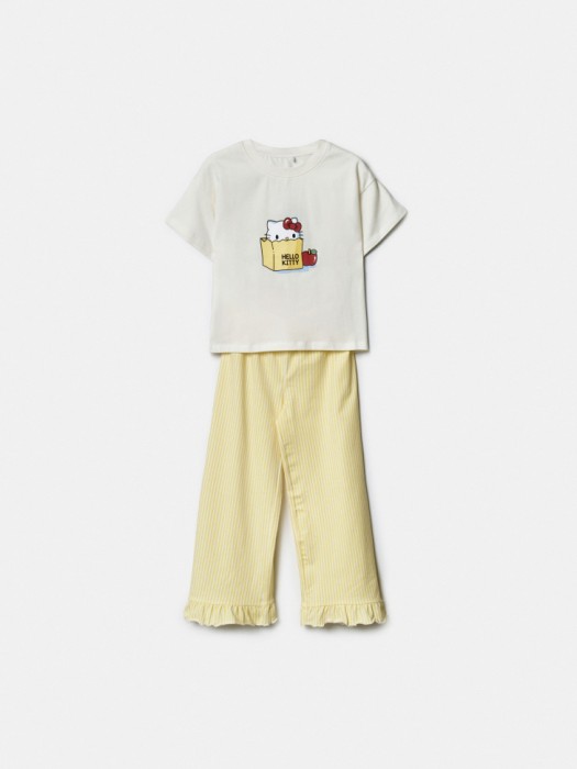 пижама с принтом hello kitty для девочек от бренда sela вид слева