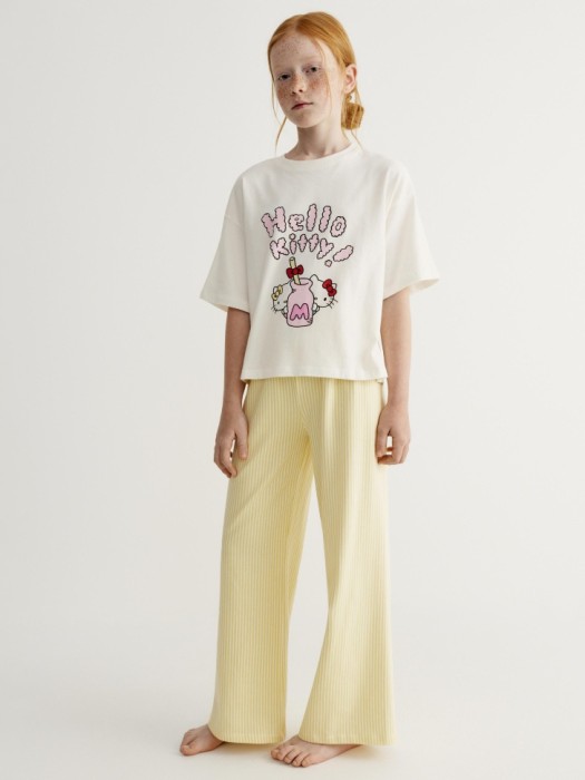 пижама с принтом hello kitty для девочек от бренда sela вид слева