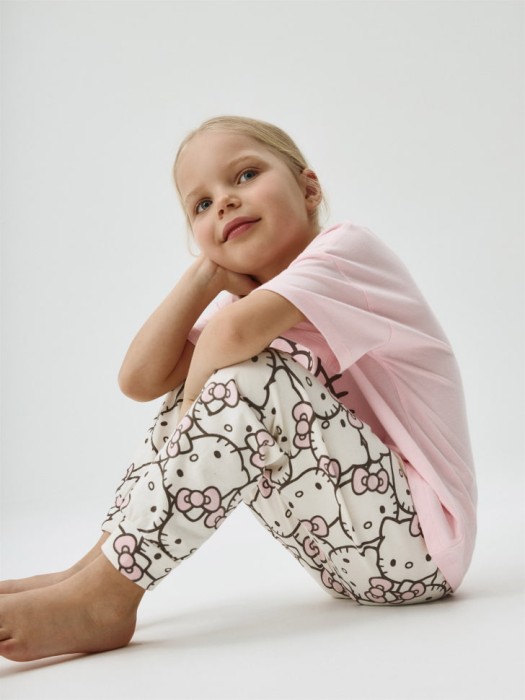 пижама с принтом hello kitty для девочек от бренда sela вид слева