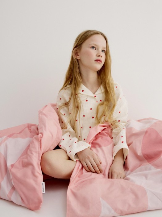 пижама с рубашкой и шортами из муслина для девочек от бренда sela вид слева