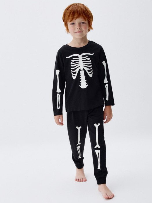 пижама со светящимся в темноте принтом halloween для мальчиков от бренда sela вид слева