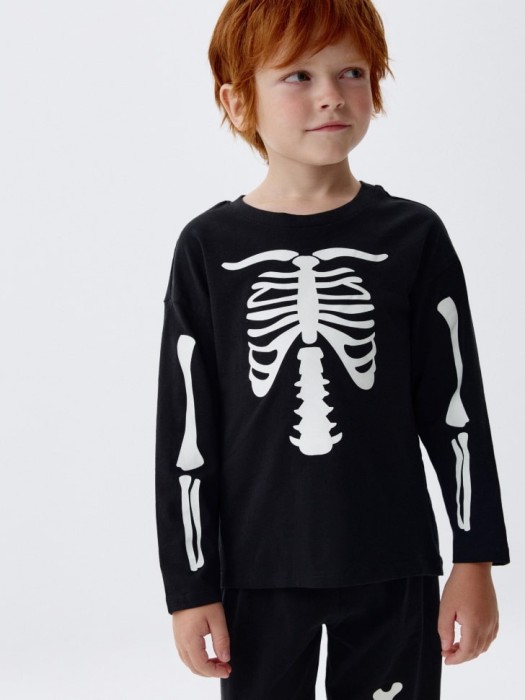 пижама со светящимся в темноте принтом halloween для мальчиков по цене 1299 руб вид справа