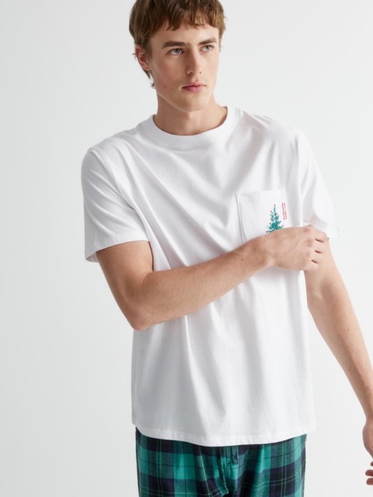 пижамная футболка с новогодним принтом из россии вид сбоку