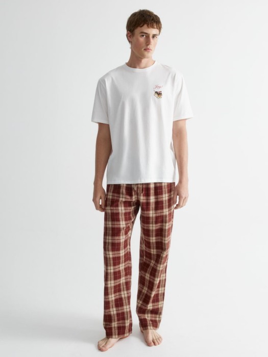 пижамная футболка с новогодним принтом от бренда sela вид слева