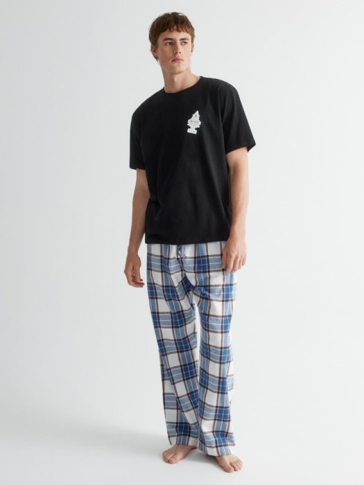 пижамная футболка с новогодним принтом от бренда sela вид слева