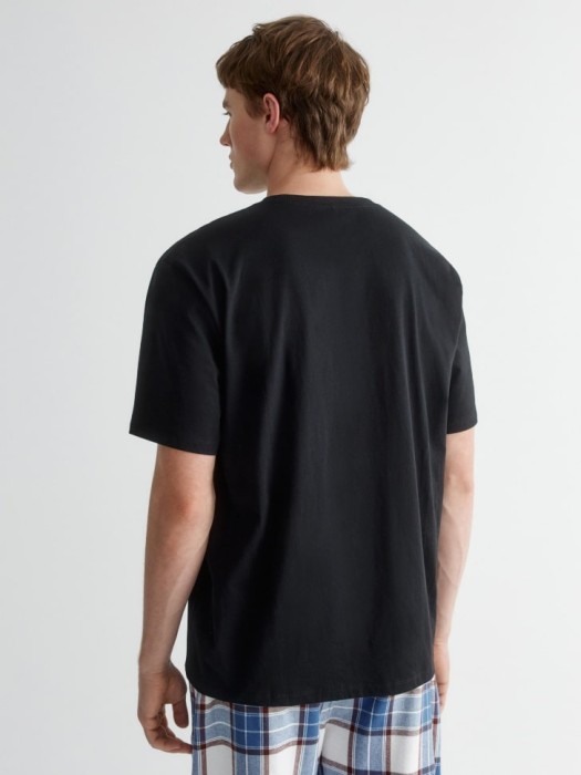 пижамная футболка с новогодним принтом из россии вид сбоку