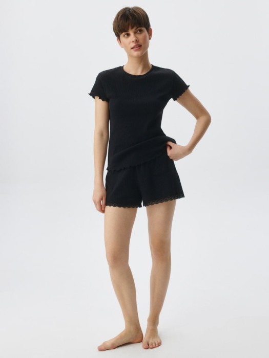 пижамная футболка в рубчик от бренда sela вид слева