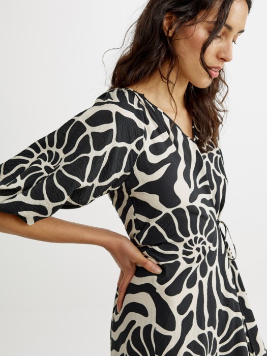 платье миди с объемными рукавами и поясом от бренда sela вид слева