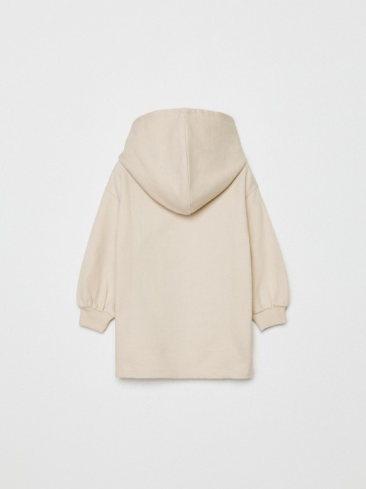 платье с капюшоном для малышей от бренда sela вид слева