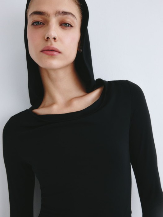 платье с капюшоном из линейки  young от бренда sela вид слева