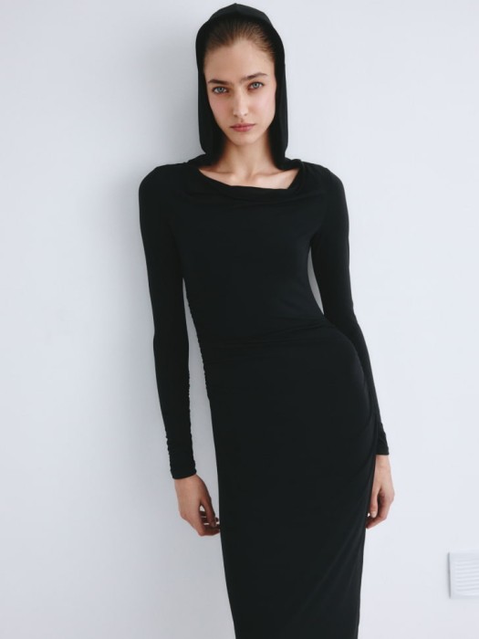 платье с капюшоном из линейки  young из россии вид сбоку