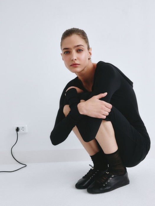 платье с капюшоном из линейки  young из проверенных материалов спереди