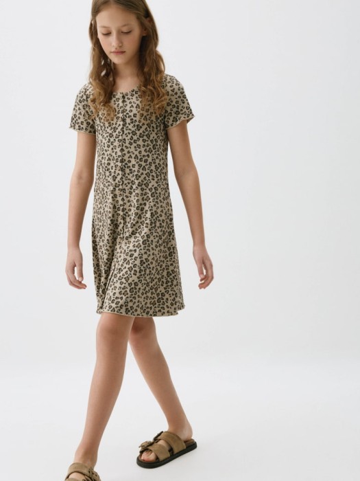платье с леопардовым принтом для девочек от бренда sela вид слева
