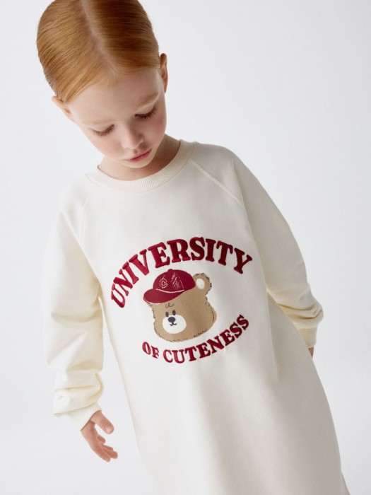 платье-толстовка с принтом и вышивкой для девочек от бренда sela вид слева