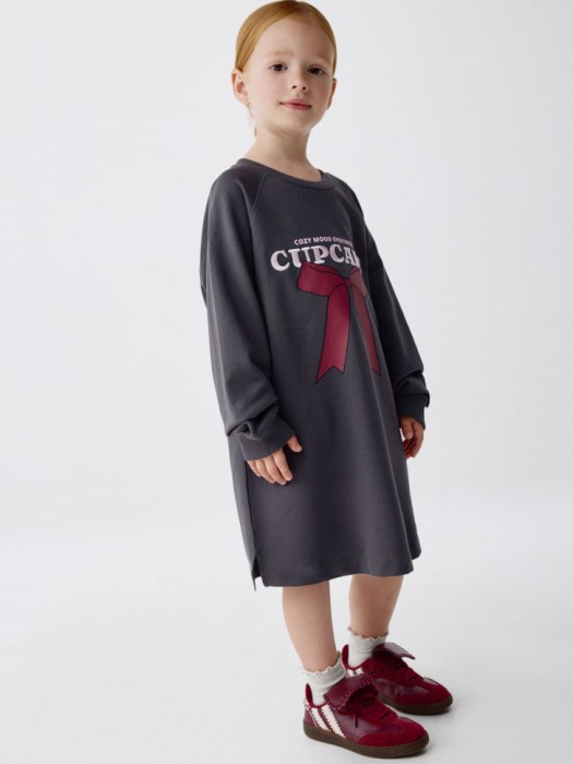 платье-толстовка с принтом и вышивкой для девочек от бренда sela вид слева