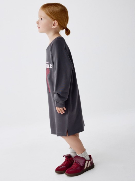 платье-толстовка с принтом и вышивкой для девочек по цене 699 руб вид справа