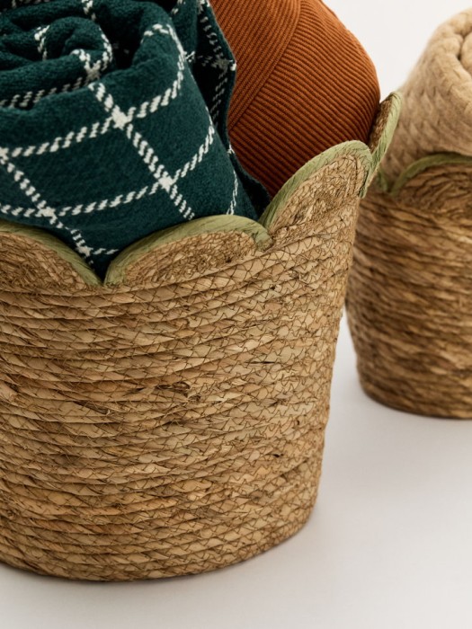 плетеная корзина с фигурной кромкой от бренда sela вид слева