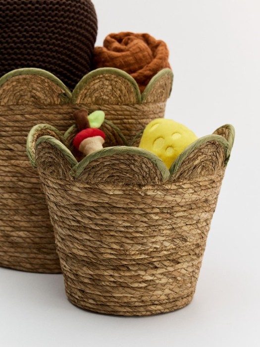 плетеная корзина с фигурной кромкой от бренда sela вид слева