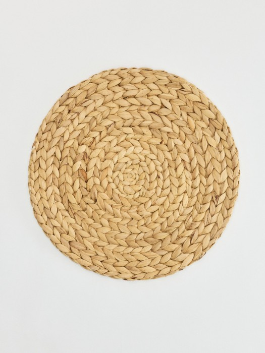 плетеная подставка под столовые приборы от бренда sela вид слева