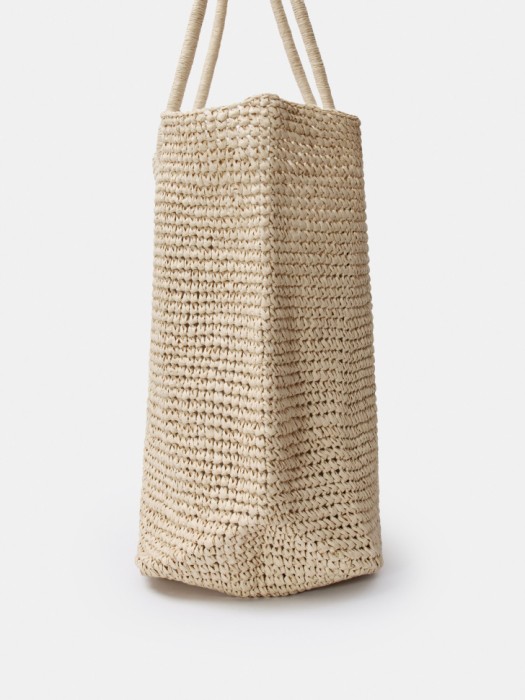 плетеная сумка ручной работы из рафии от бренда sela вид слева