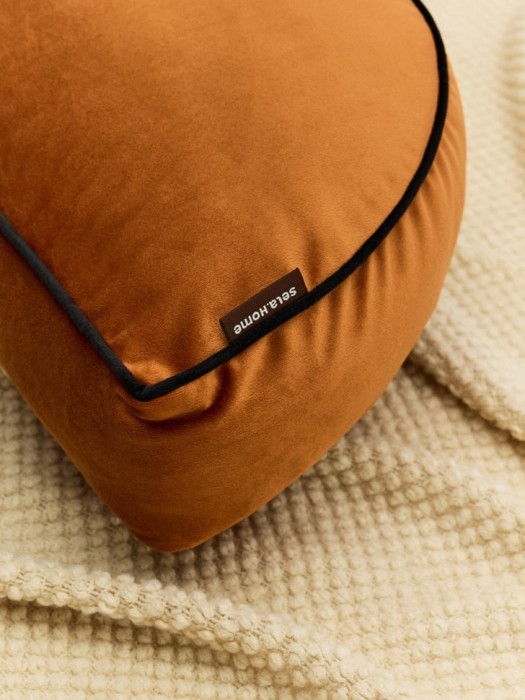 подушка декоративная от бренда sela вид слева