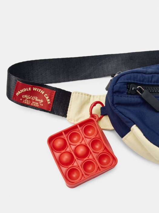 поясная сумка с брелоком детская от бренда sela вид слева