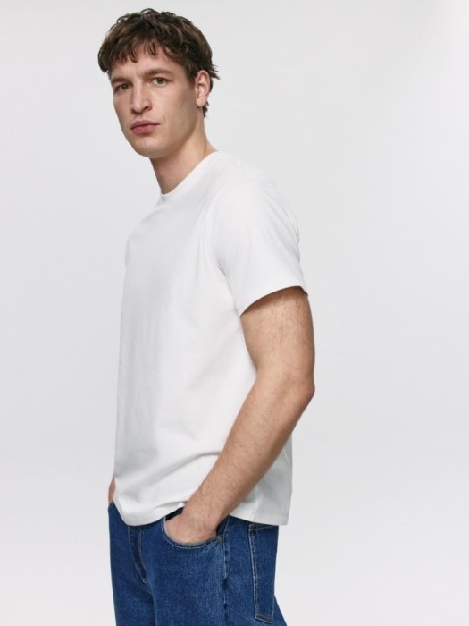 приталенная футболка adam slim fit из россии вид сбоку