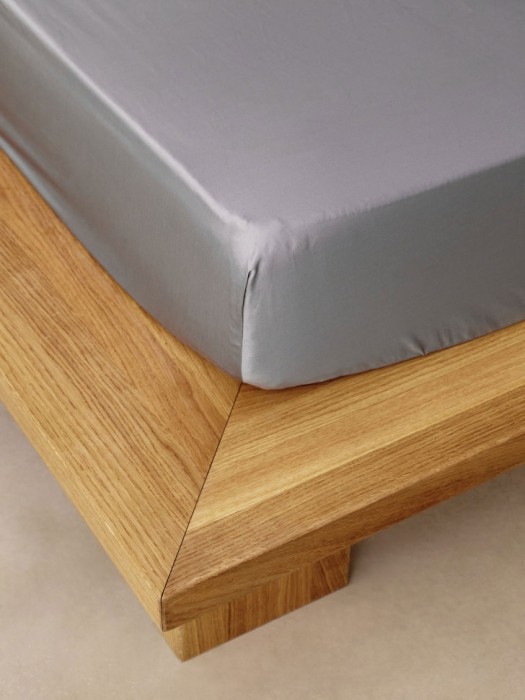 простыня на резинке из сатина 160х200 см от бренда sela вид слева