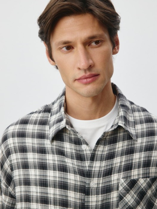 прямая рубашка в клетку от бренда sela вид слева