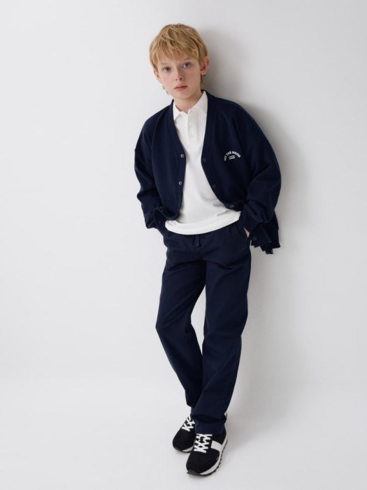 прямые брюки на резинке для мальчиков от бренда sela вид слева