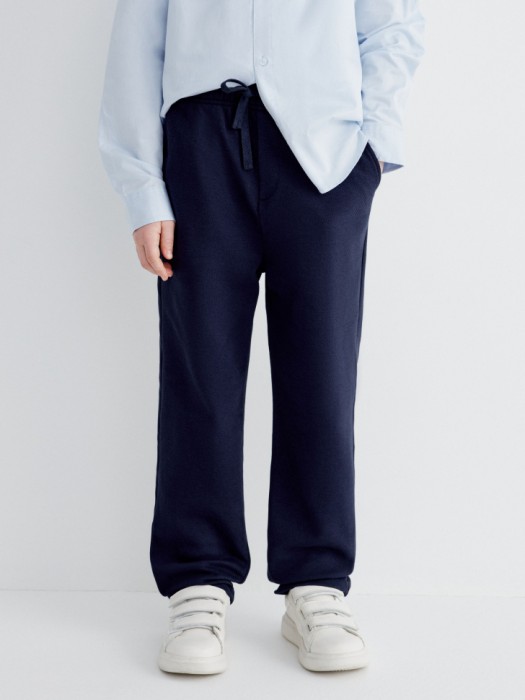 прямые брюки на резинке для мальчиков от бренда sela вид слева