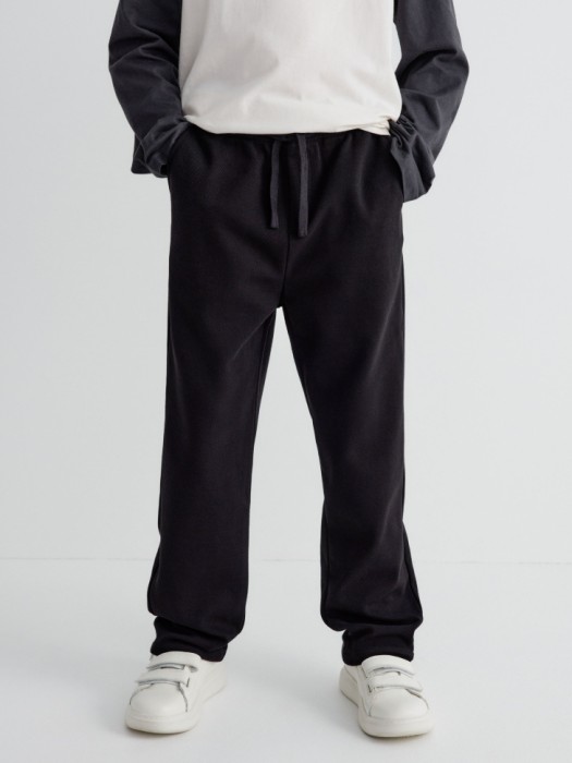 прямые брюки на резинке для мальчиков от бренда sela вид слева