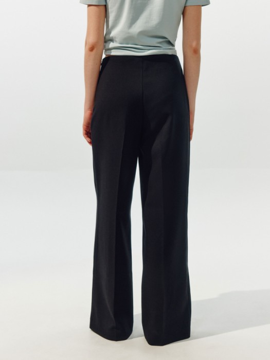 прямые брюки на высокой посадке из линейки  young из россии вид сбоку