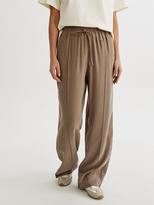 прямые брюки с бархатистым эффектом по цене 2999 руб вид справа