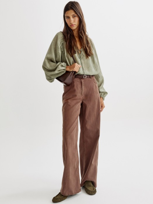 прямые брюки со стиркой из мягкого тенселя и хлопка от бренда sela вид слева