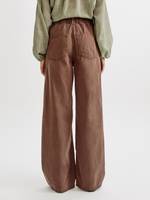 прямые брюки со стиркой из мягкого тенселя и хлопка по цене 3599 руб вид справа