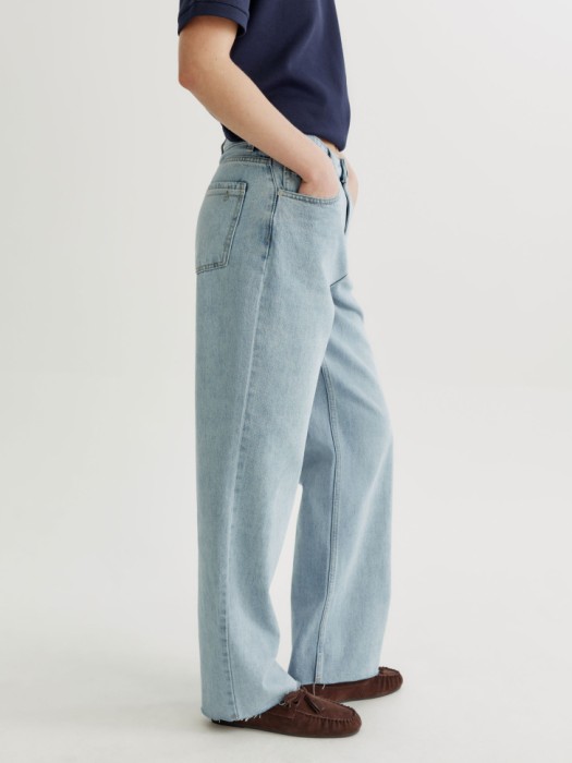 прямые джинсы с необработанным низом по цене 3999 руб вид справа