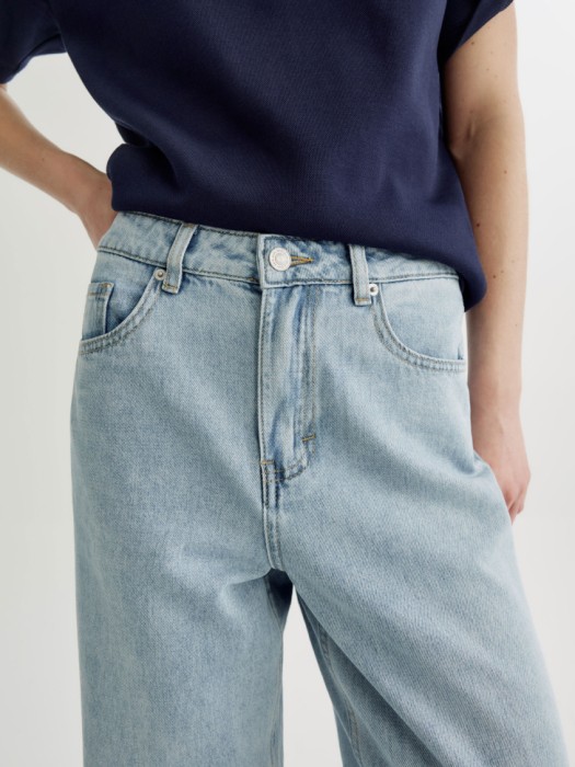 прямые джинсы с необработанным низом из россии вид сбоку